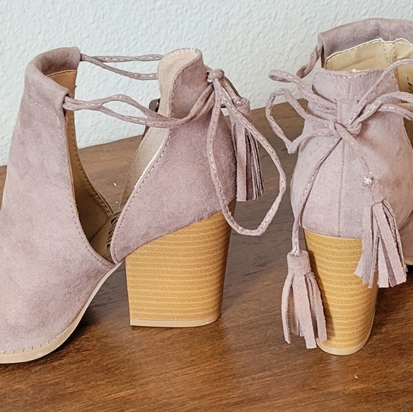 Taupe peep toe heel by Maurices size 5 - Picture 2 of 9